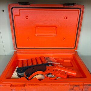 Orion Marine Flare Gun With Case & Whistle - 6 Flares Expired July 2010